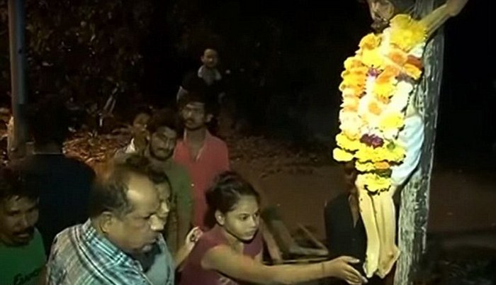 Életadó nedvesség folyik Jézus Krisztus szobra lábáról