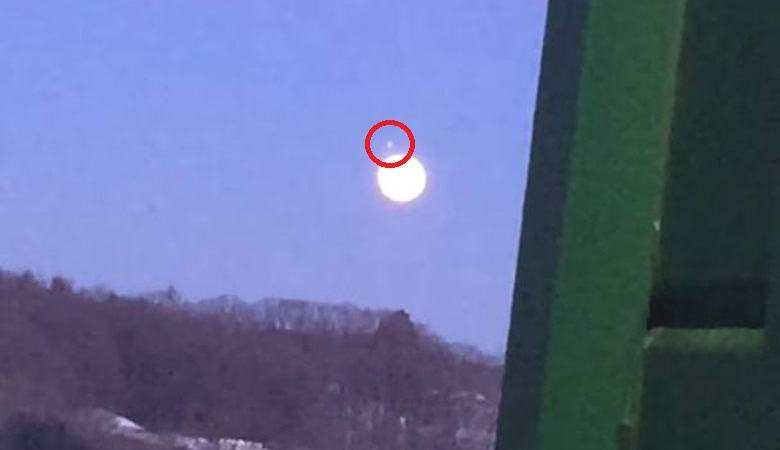 Egy hatalmas UFO ugrott fel a hold felszínéről