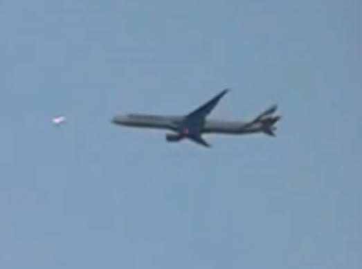 A leszálló repülőgép elrepült az UFO felett