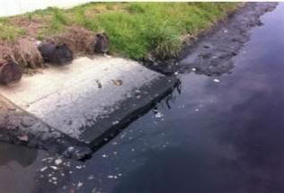 A kínai város, Shenzhen legnagyobb folyója feketévé vált