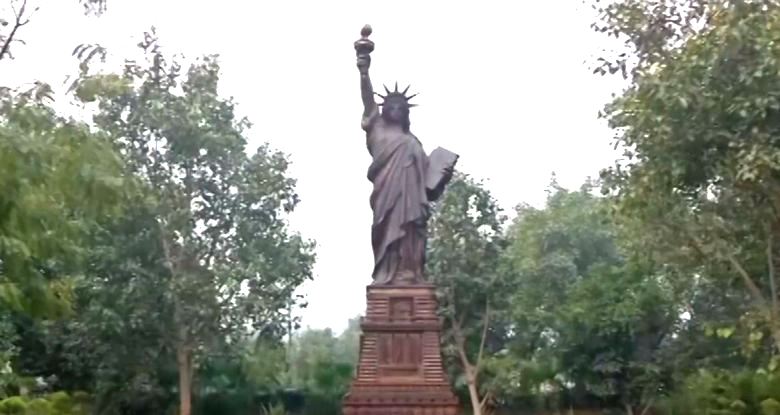 A világ leghíresebb épületei, fémhulladékból gyűjtve