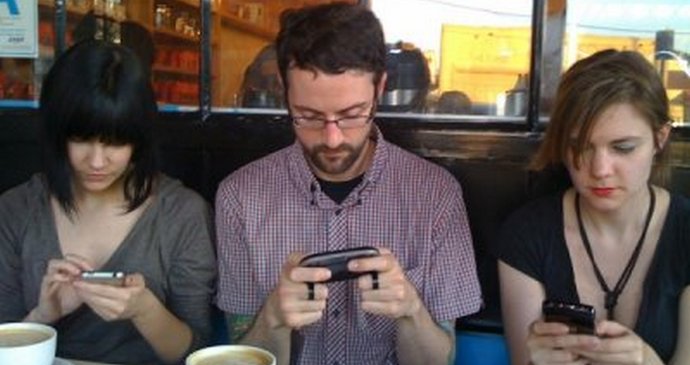 Boldog okostelefon nem veszi észre