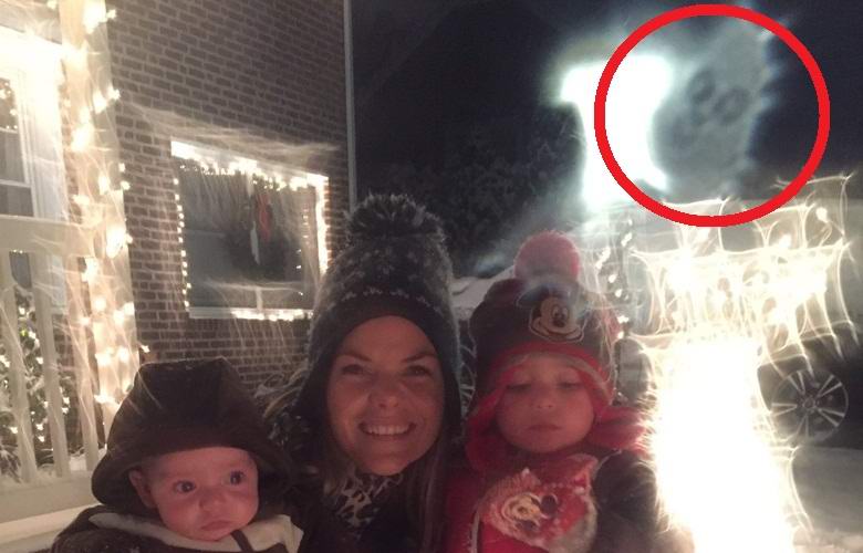 A család véletlenül fényképezett egy vidám karácsonyi szellemet.