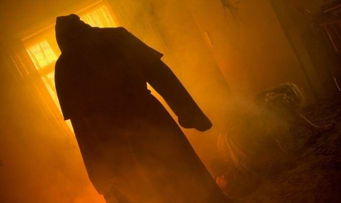 A tükörben egy fekete szerzetes szellemét fényképezte