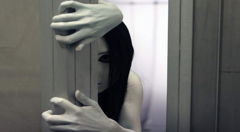 Fényképezett egy szellemet az ajtó előtt