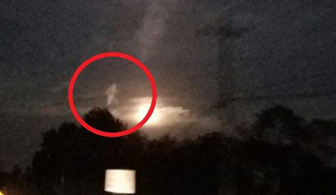 Fényképezett egy égő embert az égen