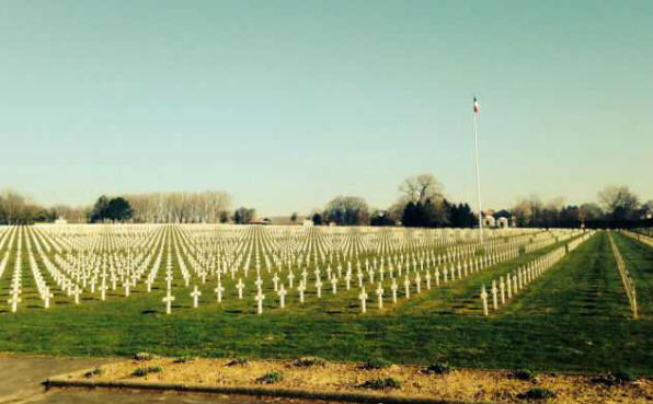 Egy iskolás egy képet készített egy szellemről, aki őrzi a katonák sírjait