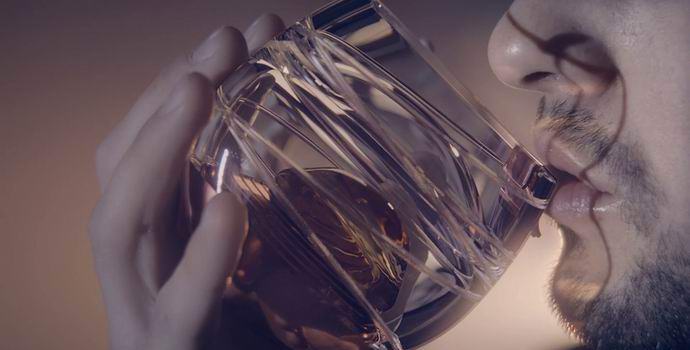 A skót felfedezett egy poharat whisky ivására nulla gravitáció mellett