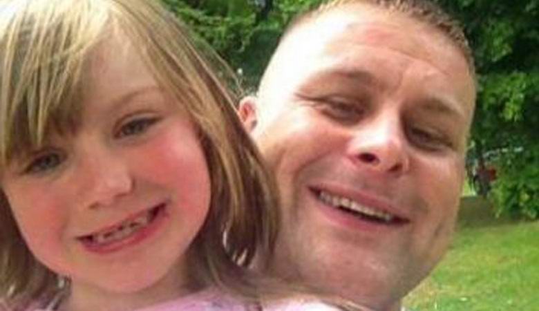 A skót félelmetes képet fényképezett alvó lánya ágyában