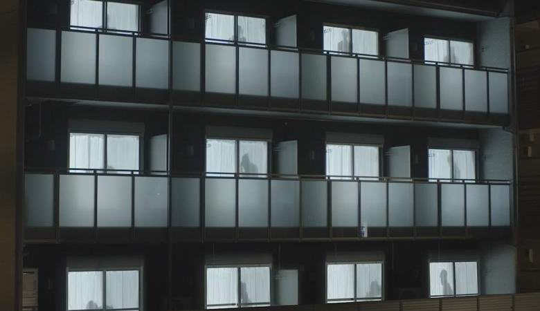 Az ablak függönyén lévő sziluettek megvédik a magányos japán nőket