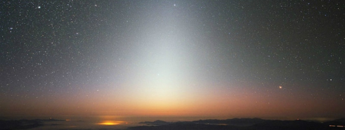 Ragyogó piramis a szürkületben