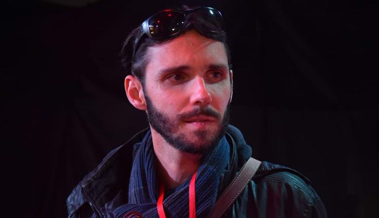 Egy vak utazó önállóan legyőzi a legnagyobb sós sivatagot