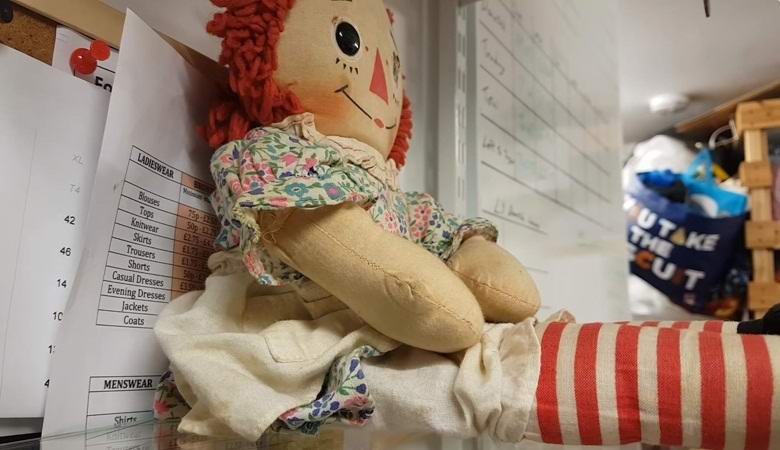 Egyedi videót nézünk: egy rongybaba spontán mozog