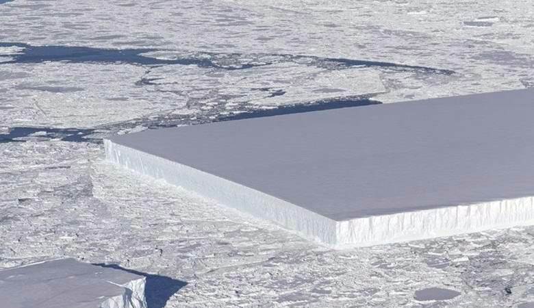 Pillanatkép egy téglalap alakú jéghegyről, amely eljutott az internetre
