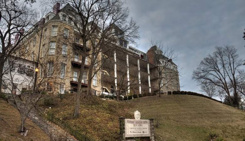 Titokzatos tartalommal rendelkező hajók százai találtak egy régi szálloda közelében