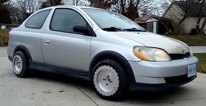 Létrehozott kerekek, amelyek lehetővé teszik az oldalsó közlekedést