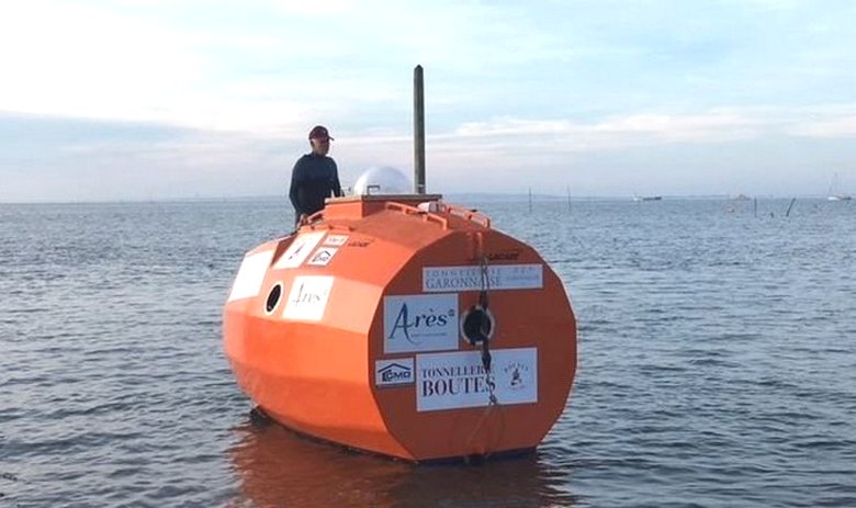 Ünnepeld az új évet egy hordóban, amely az Atlanti-óceánon lóg.