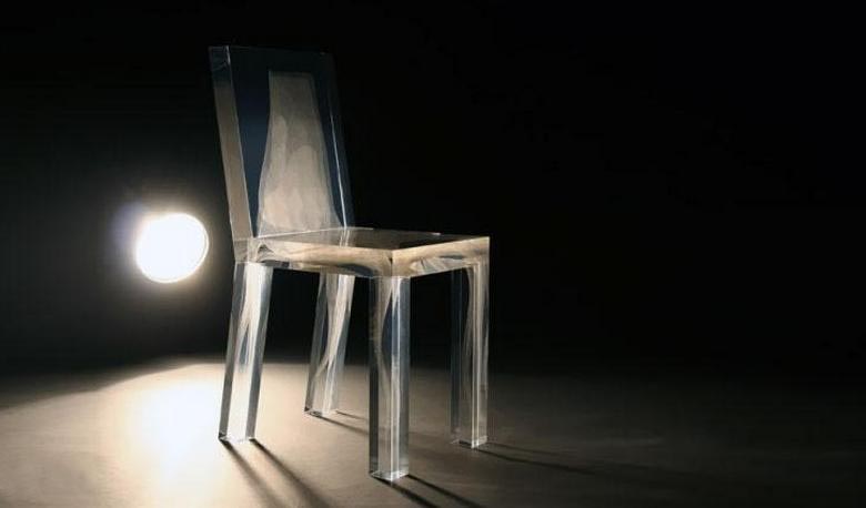 Hirtelen felébredt egy régi szék egy asztrák apartmanban