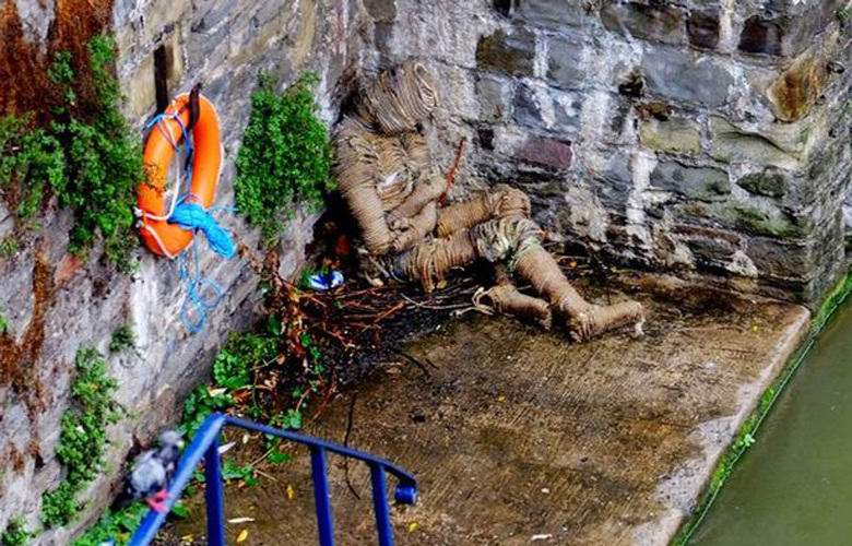 Egy furcsa baba megijeszti Bristol lakóit