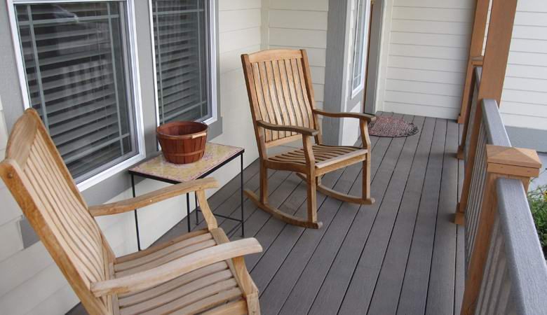 A szék spontán módon mozog a verandán egy titokzatos videóban