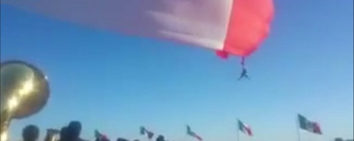 A sors embert játszik, és egy ember zászlót repül