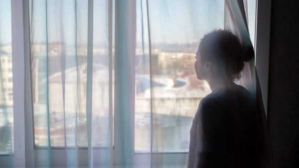 Nézzen ki az ablakon, amikor a temetés folyamatban van 