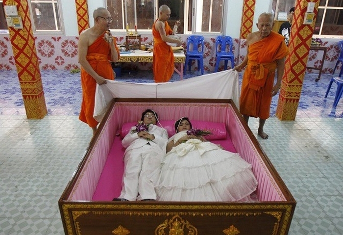 Esküvő koporsóban - tisztelegés a divatnak vagy a harmónia elérésének?