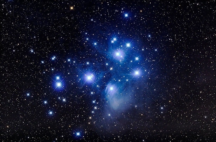 A csillag fénnyel megvilágította a ködöt, nagy sebességgel közeledve.