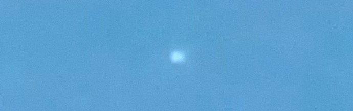 Izzó UFO és a földre zuhanó roncsok egy része