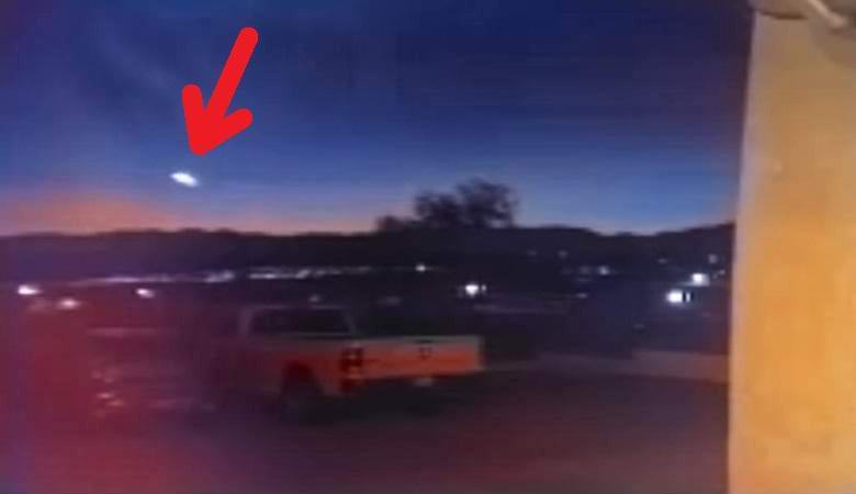 Egy izzó UFO repült este az Arizonai város felett