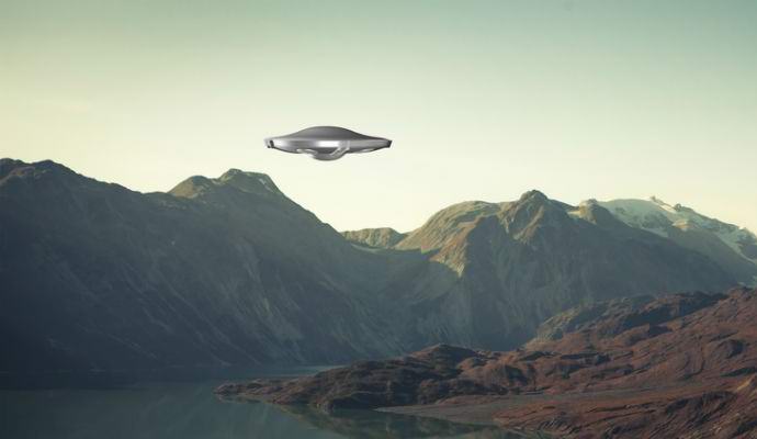 Izzó UFO rögzítve a vulkán felett