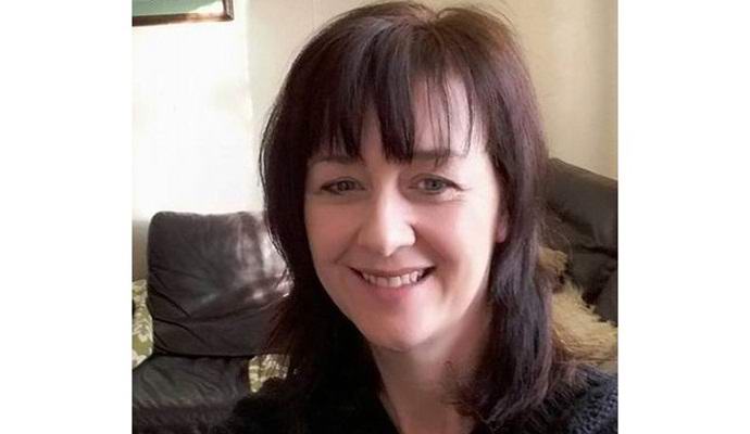 Egy nő ragyogó szelleme, egy fa mögül nézve