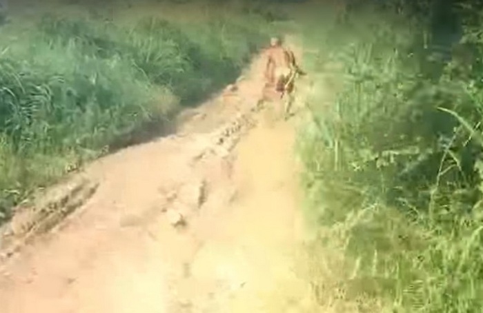 Indonézia titokzatos vadosa megrémíti a kéretlen motorosokat