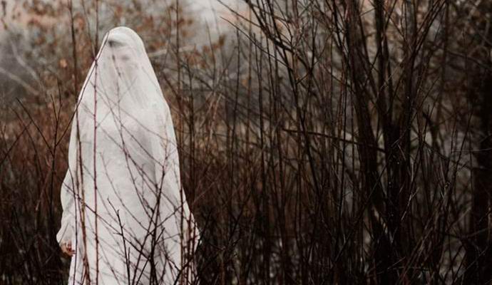 A titokzatos szellem kiderült, hogy egy őrült nő volt, aki elmenekült egy mentális kórházból.