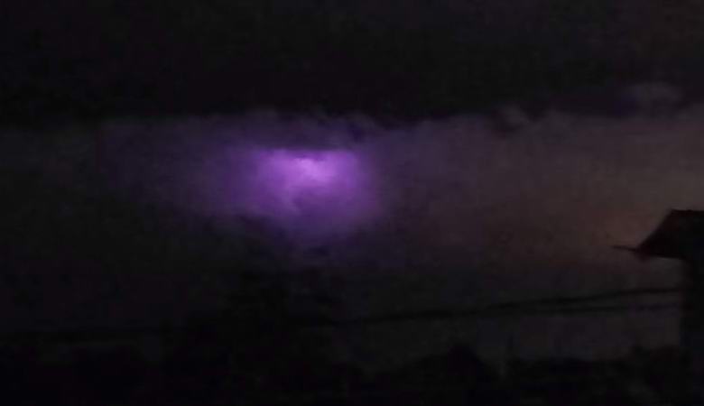 A Fülöp-szigetek felett az égbolton titokzatos lila fény ragyog