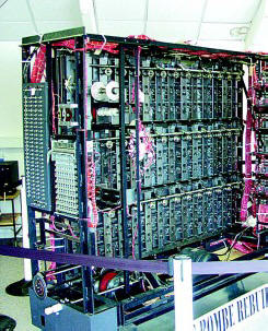 A Bombe teljes és működő példánya a Nemzeti Számítógépes Múzeumban, Bletchley Park (Egyesült Királyság)