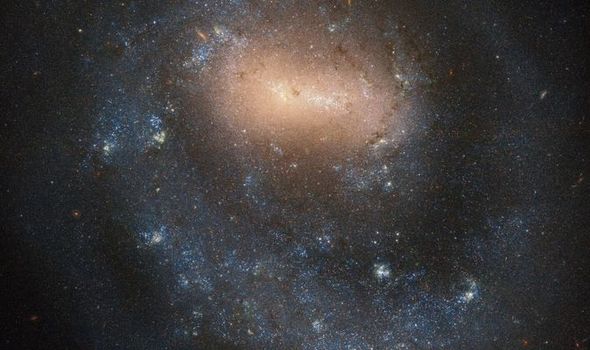 A Hubble-távcső megragadja az „egykarú” galaxist 