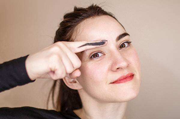 ómen pattanás a jobb szemöldökön 