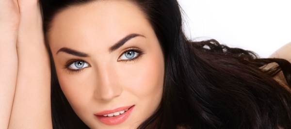 ómen pattanás a szemöldök között 