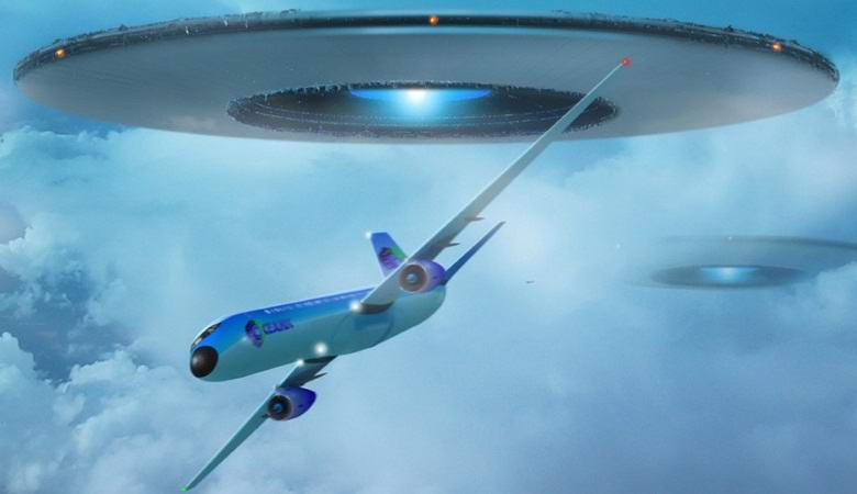 Három világító UFO kísérte a repülőgépet