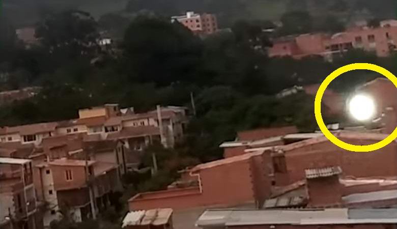 Egy turista egy titokzatos repülő labdát fényképezett, amely megtámadta.