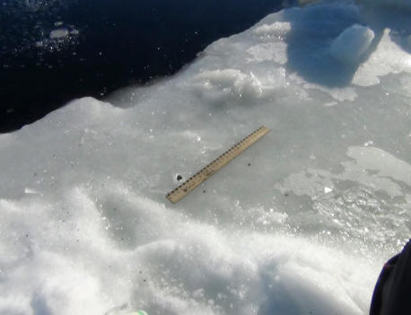 Egy meteorit töredéke. © Cseljabinszki régió Belügyminisztériuma | Reuters 