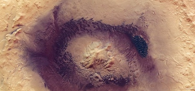 A tudósok szokatlan képet tettek közzé a marsi kráterről