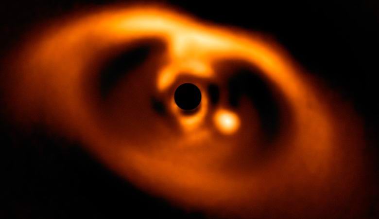 A tudósok először ragadták meg a bolygó születését