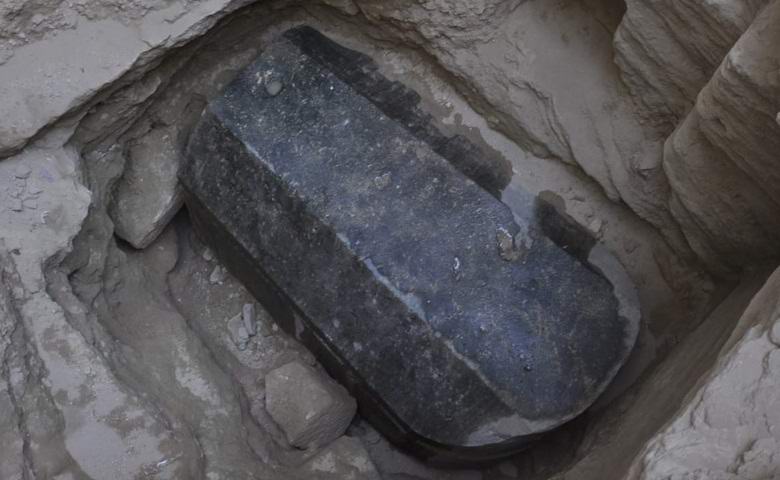 A tudósok egy titokzatos fekete szarkofágot fedeztek fel Egyiptomban
