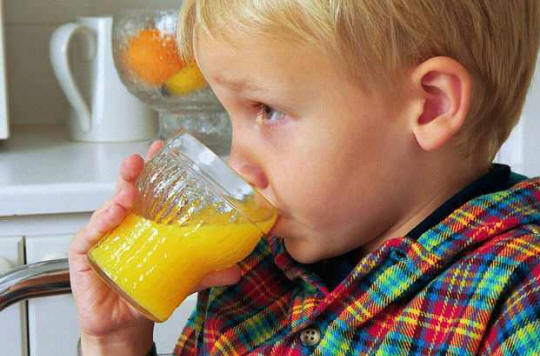A tudósok szerint a gyümölcslevek károsak a gyermekek egészségére.