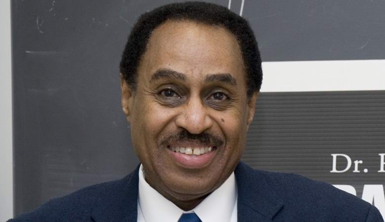 Egy tudós egy időgépet próbál létrehozni, hogy megmentse apját