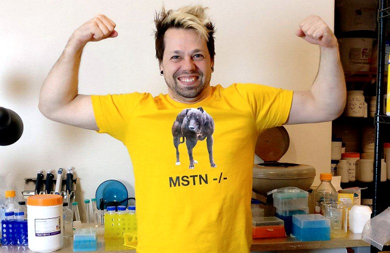 Egy tudós kísérletezik a DNS-sel.