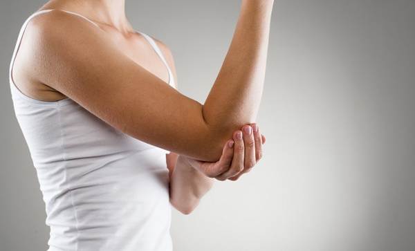 bal könyökcsapás ómen 