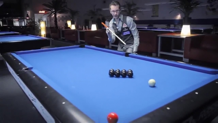 Csodálatos biliárd trükkök, amelyek bemutatják az ember korlátlan lehetőségeit